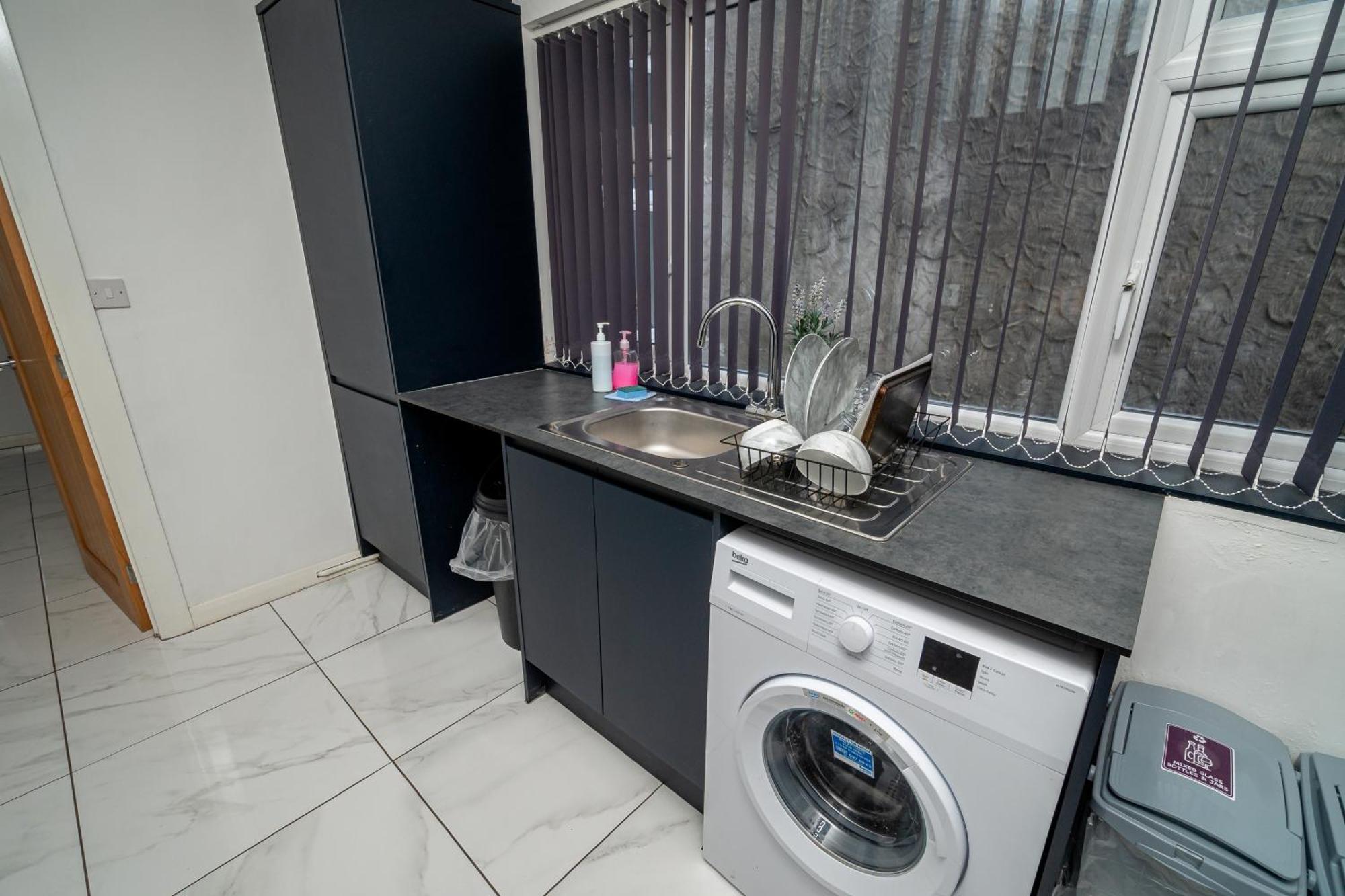 Spacious 3-Bed Near The City Centre سوانسي المظهر الخارجي الصورة